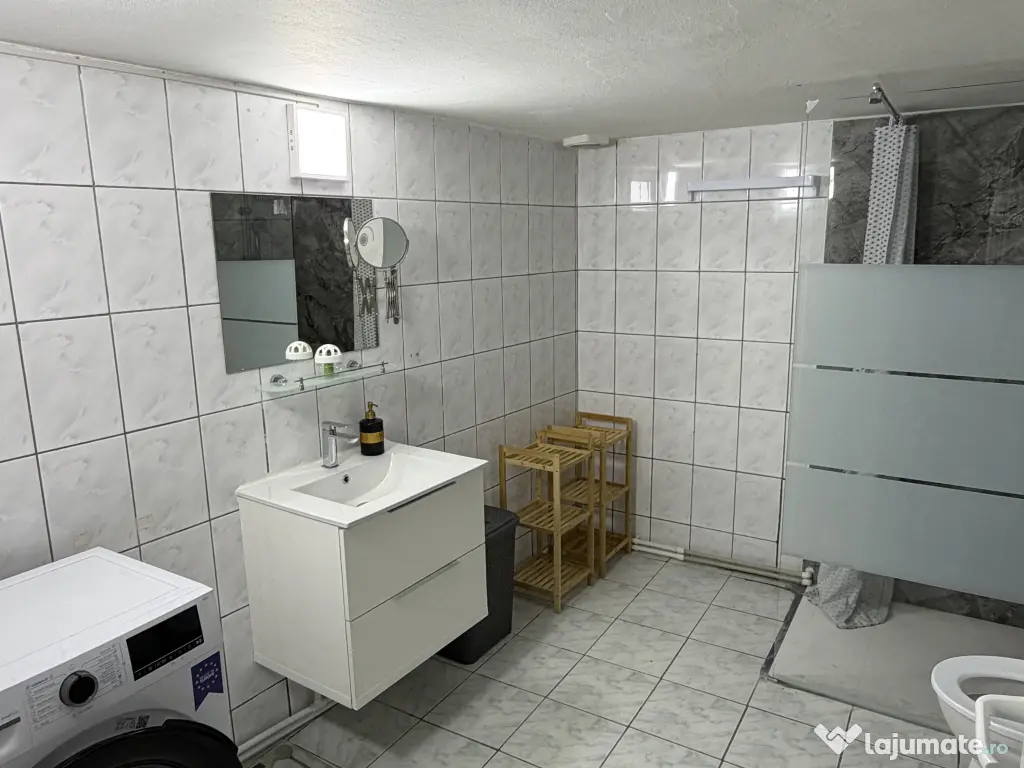 Închiriez casă cu 3 camere la curte