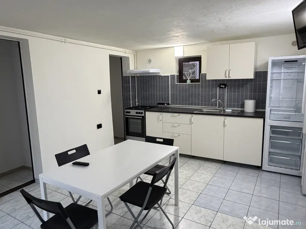 Închiriez casă cu 3 camere la curte