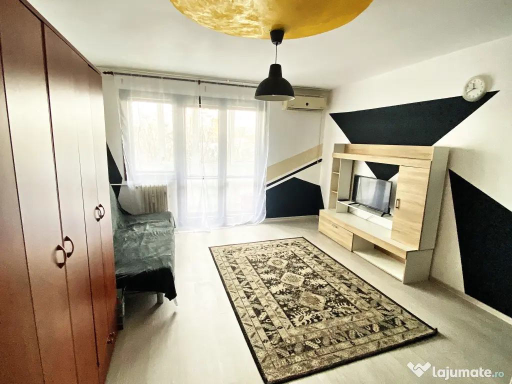 Garsoniera de inchiriat, proprietar