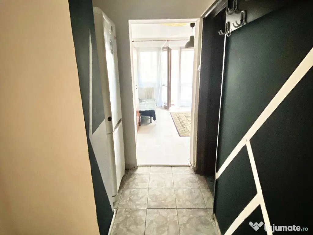 Garsoniera de inchiriat, proprietar