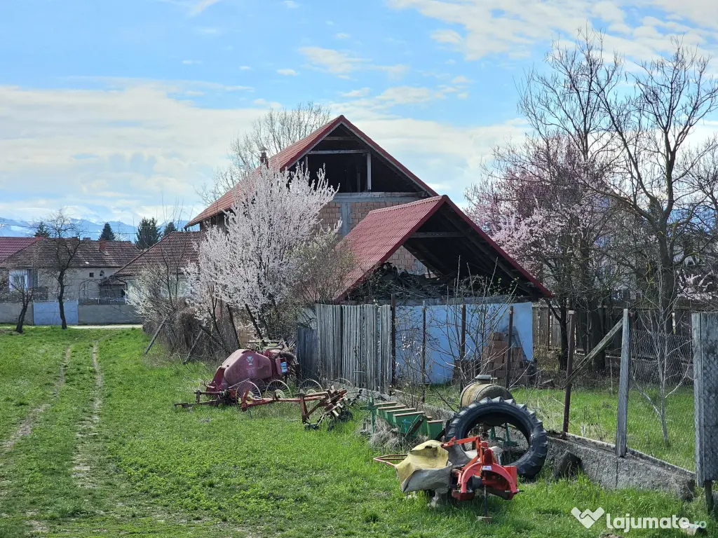 Casă la gri + Garaj - Teren 1.700 mp Fagaras, pe strada Oltului