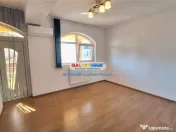 Apartament 3 camere 80 mp | Parcare - Curte | M. Aparatorii 