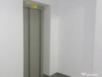 Închiriez apartament cu două camere și o parcare subterană 