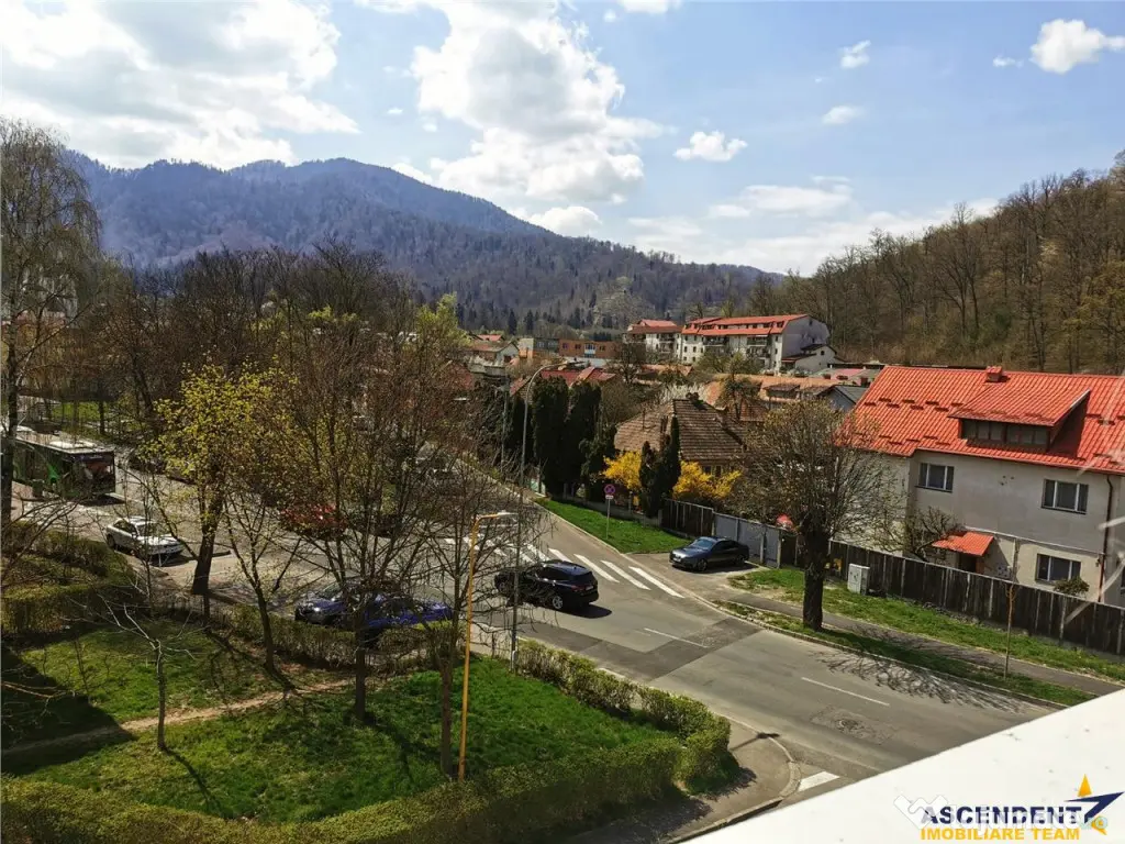 Garsoniera luminoasa cu bucatarie utilata si baie cu cada