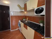 Garsoniera luminoasa cu bucatarie utilata si baie cu cada 