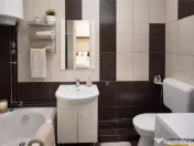 Garsoniera luminoasa cu bucatarie utilata si baie cu cada 