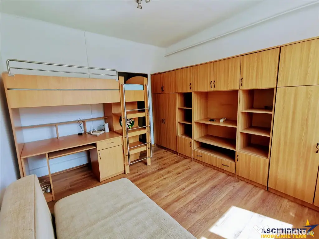 Garsoniera luminoasa cu bucatarie utilata si baie cu cada