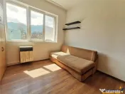 Garsoniera luminoasa cu bucatarie utilata si baie cu cada 