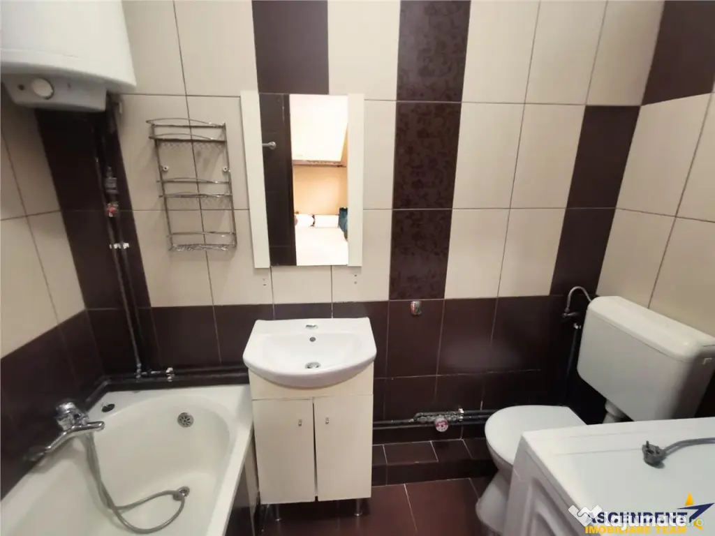 Garsoniera luminoasa cu bucatarie utilata si baie cu cada