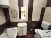 Garsoniera luminoasa cu bucatarie utilata si baie cu cada 