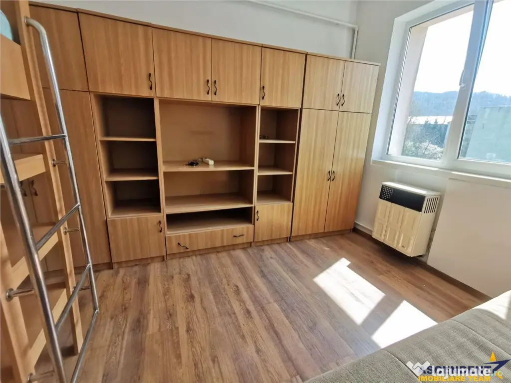 Garsoniera luminoasa cu bucatarie utilata si baie cu cada