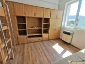 Garsoniera luminoasa cu bucatarie utilata si baie cu cada 