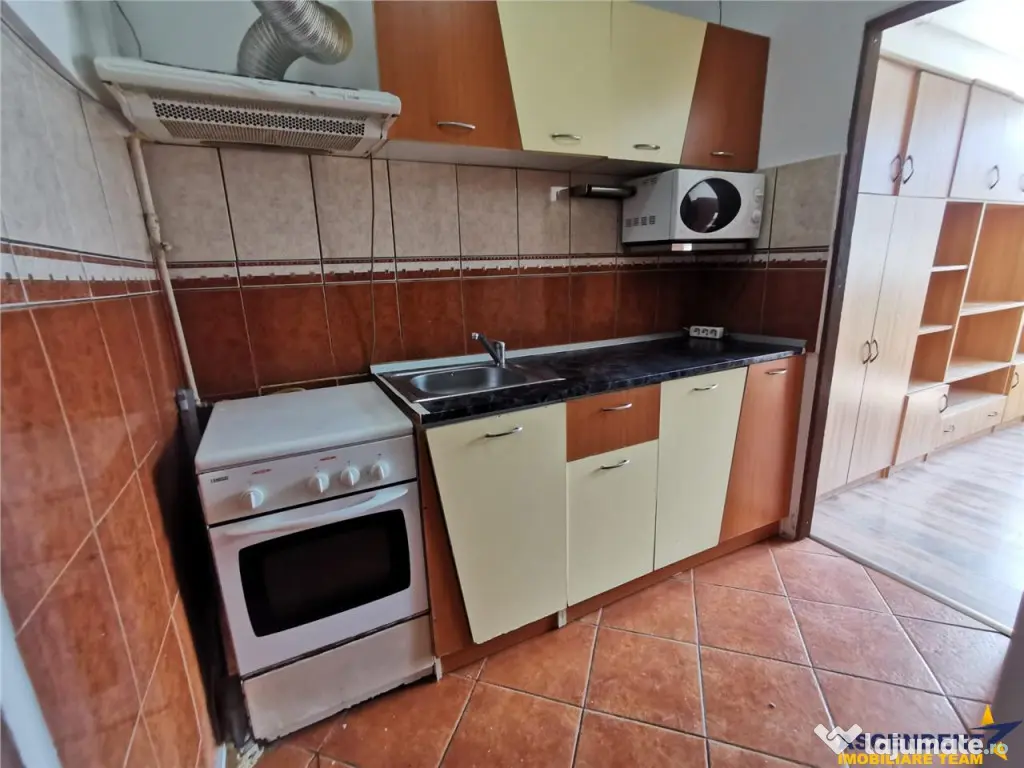 Garsoniera luminoasa cu bucatarie utilata si baie cu cada