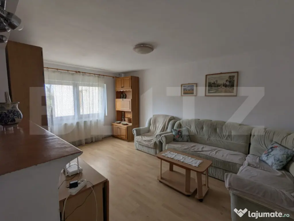 Apartament cu 4 camere, decomandate, 80 mp, balcon, garaj -