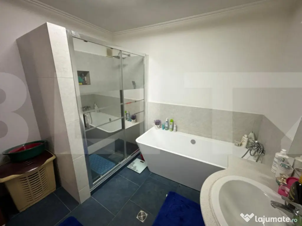 Casă modernă, 7 camere, pompă de căldură și panouri fo