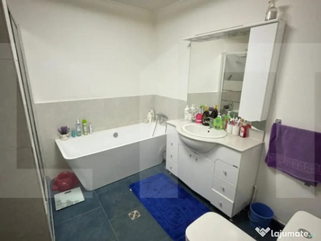 Casă modernă, 7 camere, pompă de căldură și panouri fo