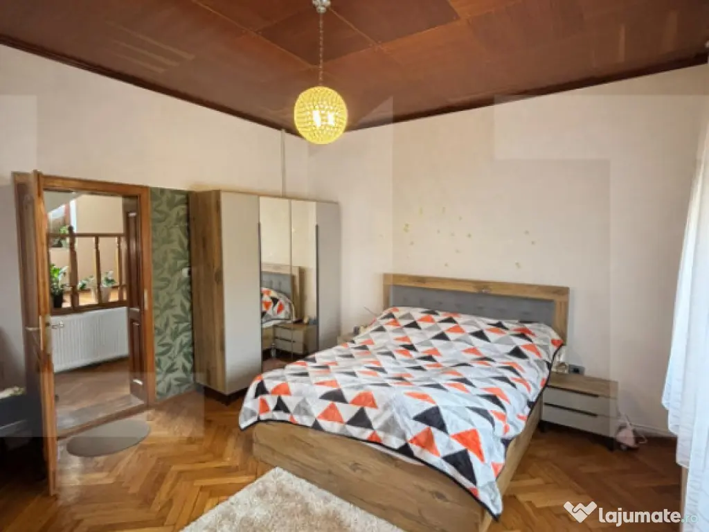 Casă modernă, 7 camere, pompă de căldură și panouri fo