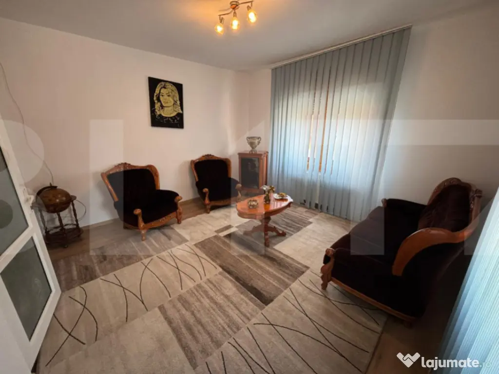 Casă modernă, 7 camere, pompă de căldură și panouri fo