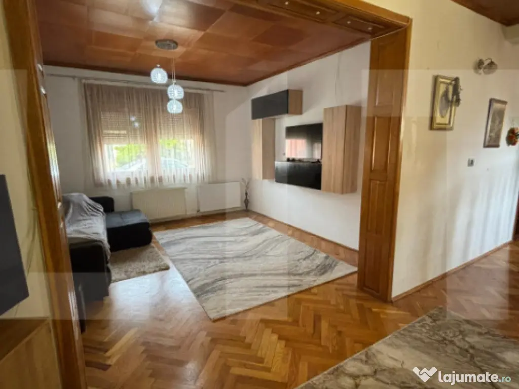 Casă modernă, 7 camere, pompă de căldură și panouri fo