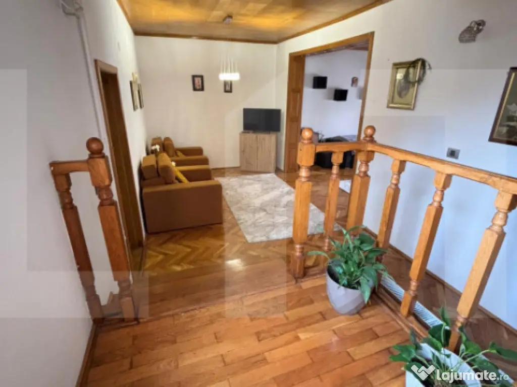 Casă modernă, 7 camere, pompă de căldură și panouri fo