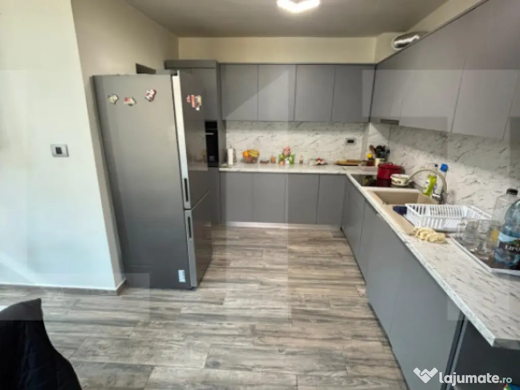 Casă modernă, 7 camere, pompă de căldură și panouri fo