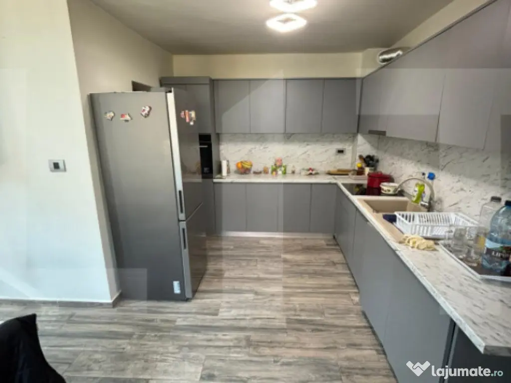 Casă modernă, 7 camere, pompă de căldură și panouri fo