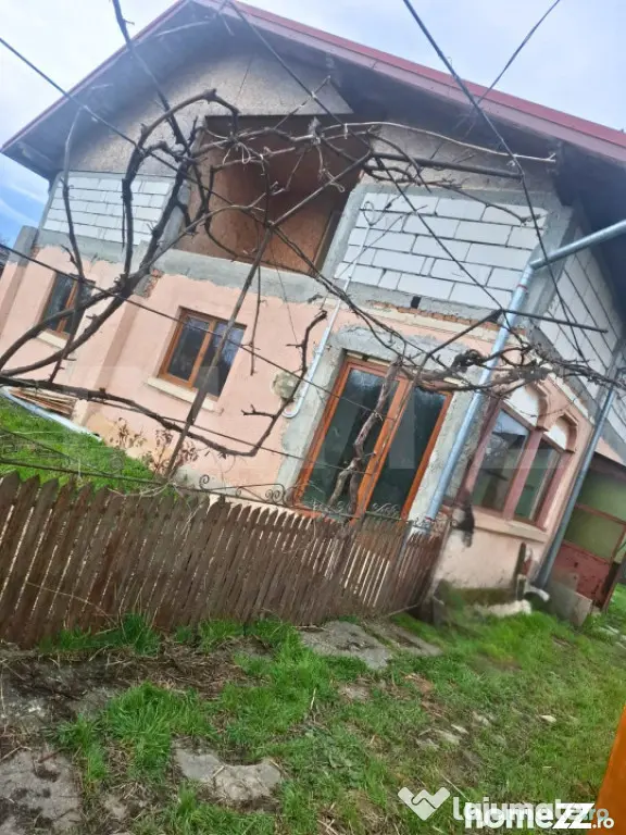 ???? Casă (la roșu) + teren 2522 mp – ideală pentru per - Gaesti (Dambovita)