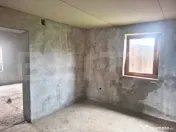 ???? Casă (la roșu) + teren 2522 mp – ideală pentru per 