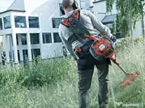 Tund (cosesc/cosit) iarba cu motocoasa.