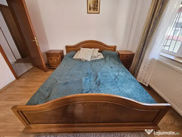 Pat din lemn masiv elegant cu doua noptiere.