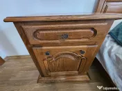 Pat din lemn masiv elegant cu doua noptiere. 