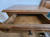 Pat din lemn masiv elegant cu doua noptiere. 