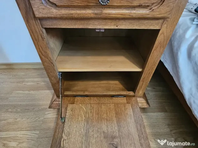 Pat din lemn masiv elegant cu doua noptiere.