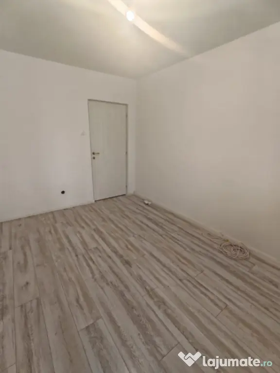 Apartament 3 Camere FAR Constanța | Decomandat | Renovat