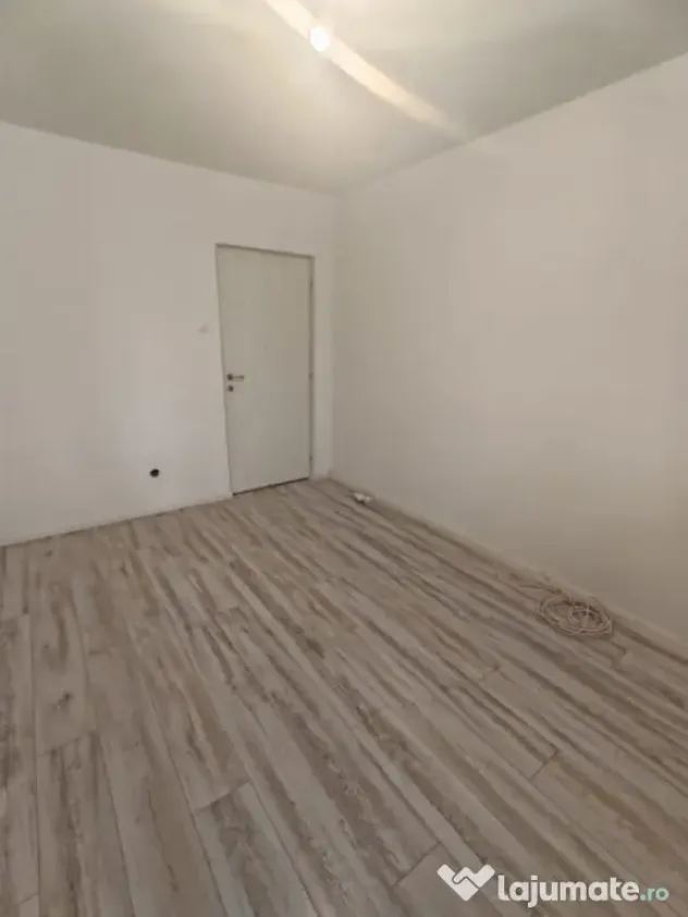 Apartament 3 Camere FAR Constanța | Decomandat | Renovat