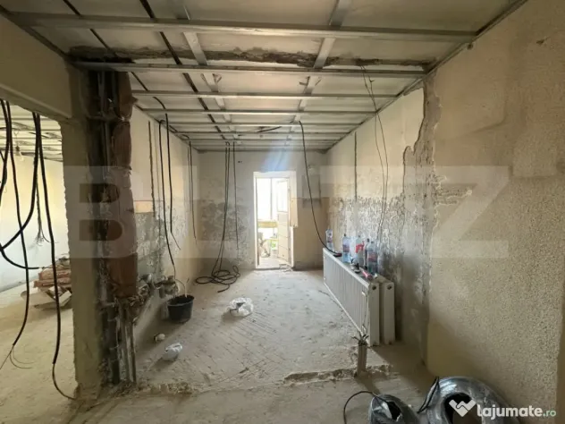 Apartament 3 camere, decomangdat, zona 8 Mai