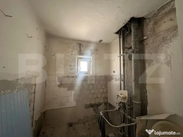 Apartament 3 camere, decomangdat, zona 8 Mai