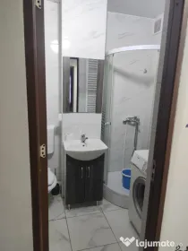 Vând apartament cu două camere str. Aleea Plopilor.