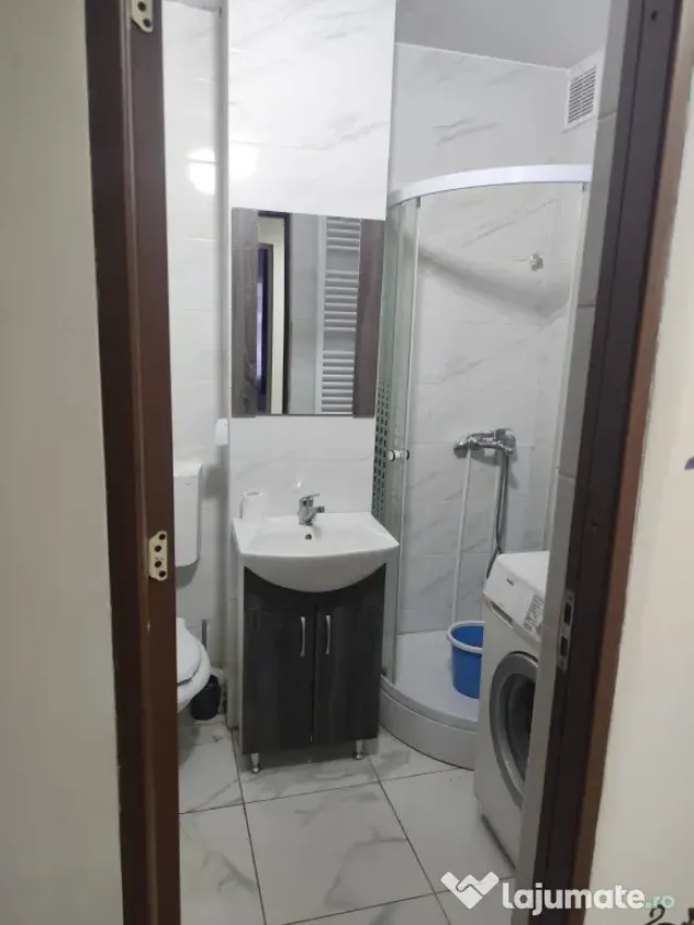 Vând apartament cu două camere str. Aleea Plopilor.