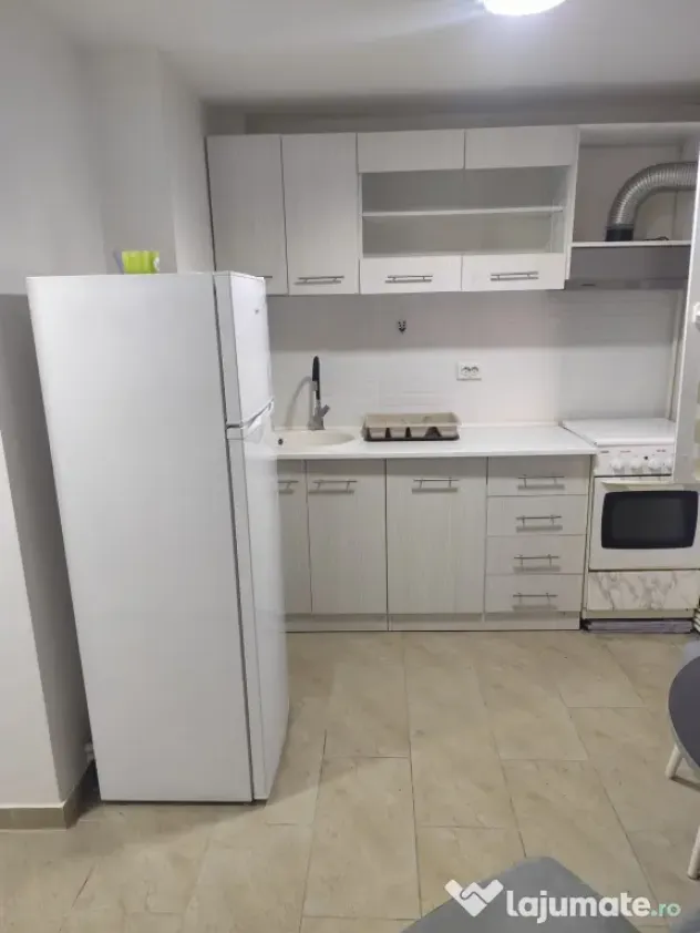 Vând apartament cu două camere str. Aleea Plopilor.