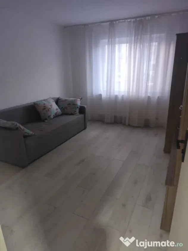 Vând apartament cu două camere str. Aleea Plopilor.