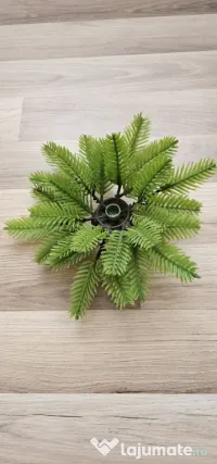 Vand un ornament din crengute de brad artificial cu orificiu in mijloc pentru o lumanare 