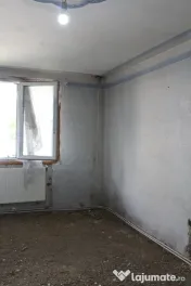 Persoană fizică, vând apartament cu 3 camere decomandat – Str. Gloriei 