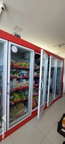 Rafturi și vitrine