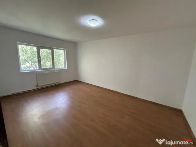 Apartament cu 3 camere de , zona Piata Moldovei