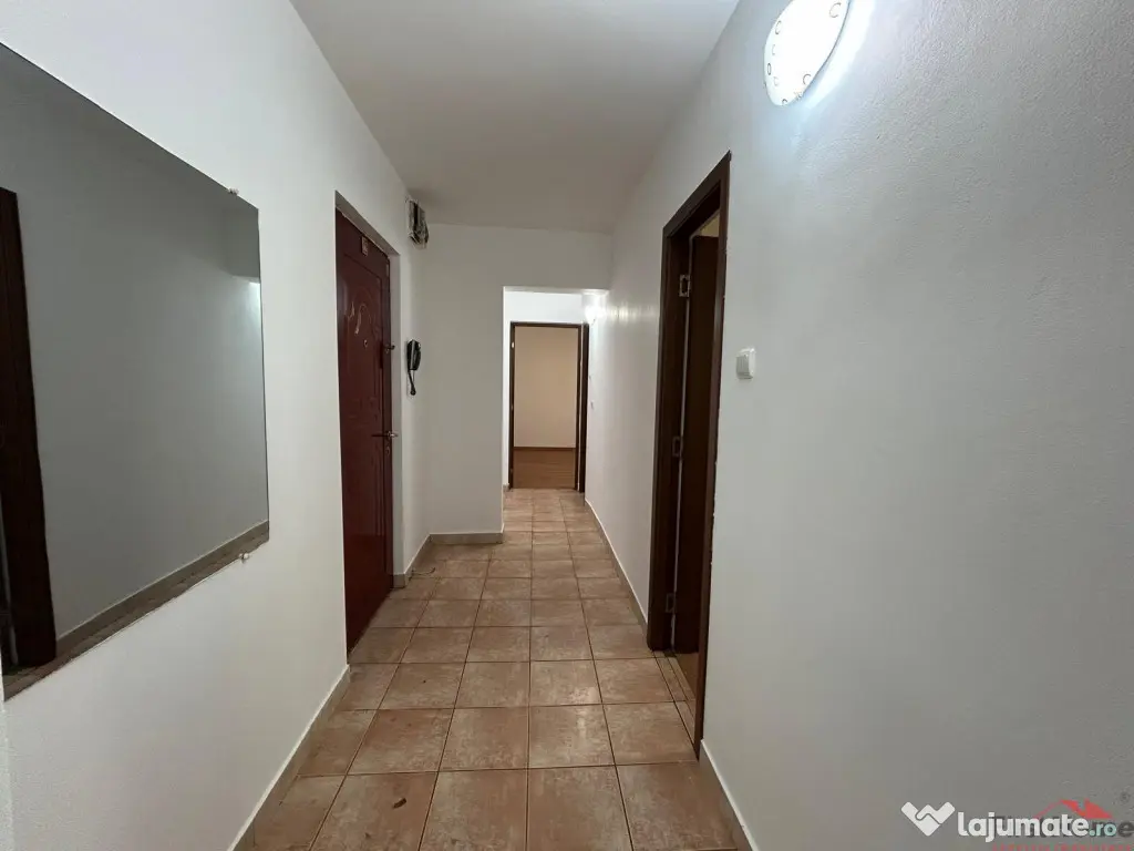 Apartament cu 3 camere de , zona Piata Moldovei