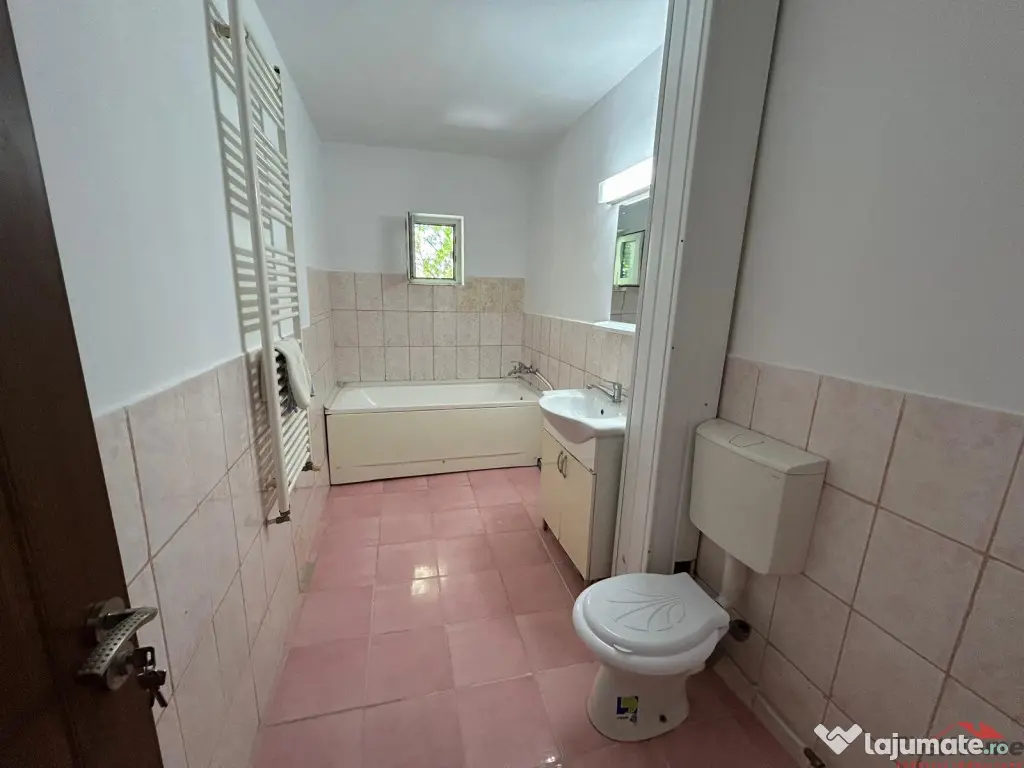 Apartament cu 3 camere de , zona Piata Moldovei
