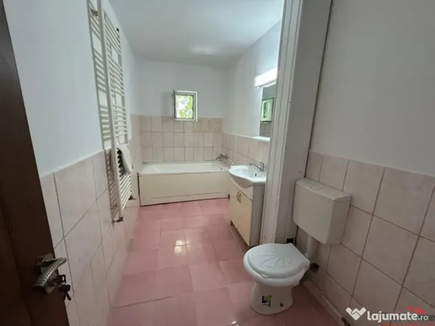 Apartament cu 3 camere de , zona Piata Moldovei
