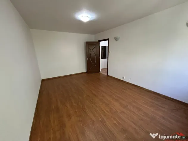 Apartament cu 3 camere de , zona Piata Moldovei