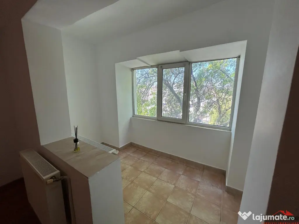 Apartament cu 3 camere de , zona Piata Moldovei